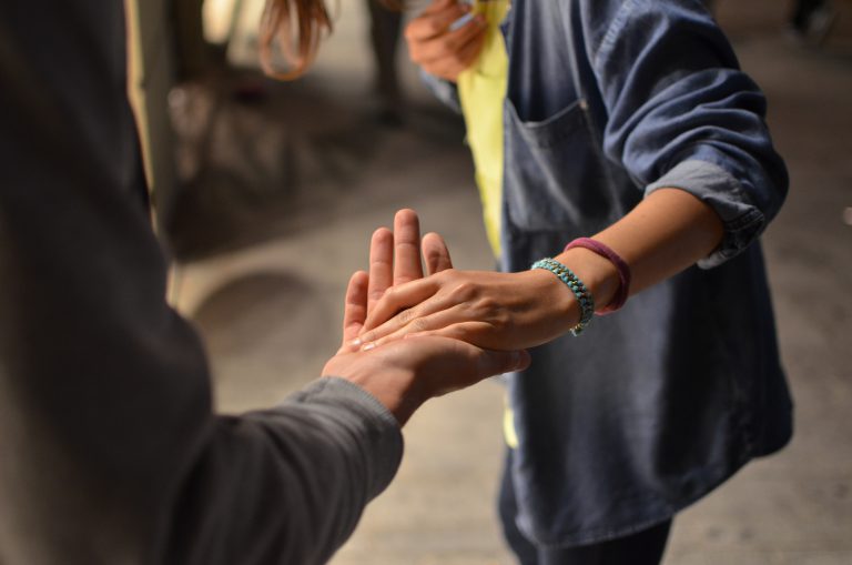 Die hand pakken, vertellen dat je niet weg gaat